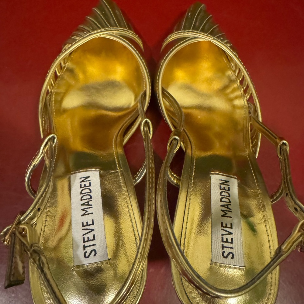 Steve Madden Gold Heels. Size 39